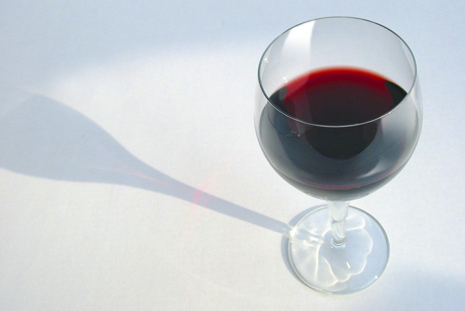 Бокал вина при беременности. Легкое красное вино. Декантер с красным вином и бокал. Вино для беременных.